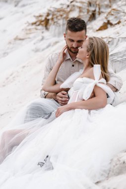 Güzel bir çift gelin ve damat, düğün günü okyanus sahilinde. Mutlu evlilikler.