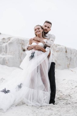 Güzel bir çift gelin ve damat, düğün günü okyanus sahilinde. Mutlu evlilikler.