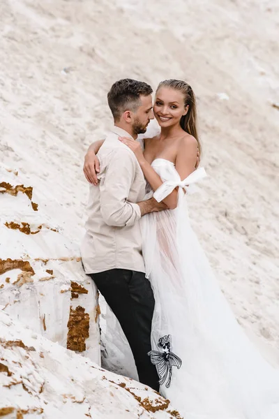 Hermosa boda pareja novia y novio en el día de la boda al aire libre en la playa del océano. Feliz matrimonio. —  Fotos de Stock