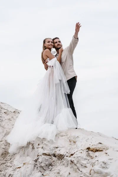 Mooi bruidspaar bruid en bruidegom op trouwdag buiten op oceaan strand. Gelukkig huwelijk — Stockfoto