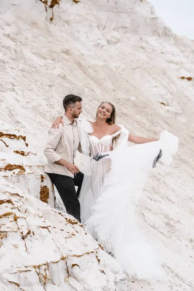 Hermosa boda pareja novia y novio en el día de la boda al aire libre en la playa del océano. Feliz matrimonio. —  Fotos de Stock