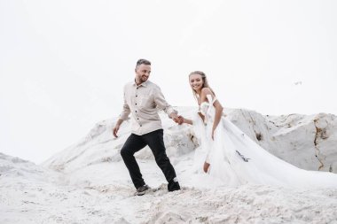 Güzel bir çift gelin ve damat, düğün günü okyanus sahilinde. Mutlu evlilikler.