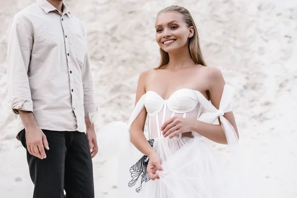 Mooi bruidspaar bruid en bruidegom op trouwdag buiten op oceaan strand. Gelukkig huwelijk — Stockfoto