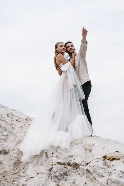 Hermosa boda pareja novia y novio en el día de la boda al aire libre en la playa del océano. Feliz matrimonio. —  Fotos de Stock