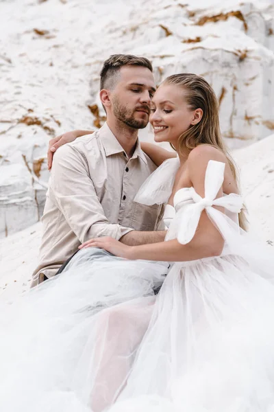 Hermosa boda pareja novia y novio en el día de la boda al aire libre en la playa del océano. Feliz matrimonio. —  Fotos de Stock