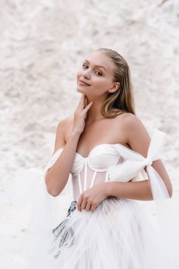 Düğün günü güzel gelin ve damat okyanus sahilinde. Mutlu evlilikler.