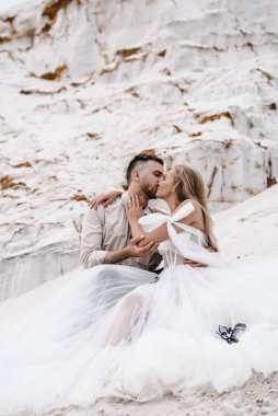 Güzel bir çift gelin ve damat, düğün günü okyanus sahilinde. Mutlu evlilikler.