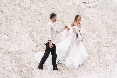 Güzel bir çift gelin ve damat, düğün günü okyanus sahilinde. Mutlu evlilikler.