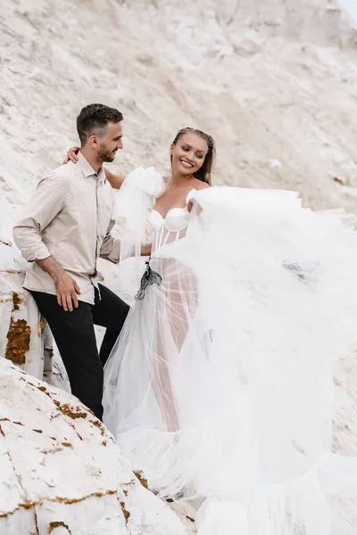 Güzel bir çift gelin ve damat, düğün günü okyanus sahilinde. Mutlu evlilikler.
