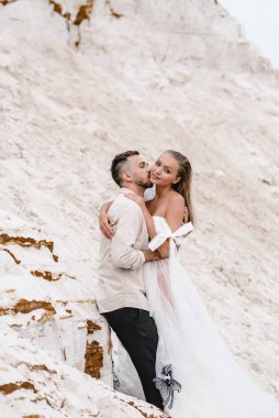 Güzel bir çift gelin ve damat, düğün günü okyanus sahilinde. Mutlu evlilikler.