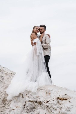 Güzel bir çift gelin ve damat, düğün günü okyanus sahilinde. Mutlu evlilikler.