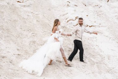 Güzel bir çift gelin ve damat, düğün günü okyanus sahilinde. Mutlu evlilikler.