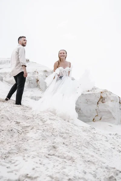 海のビーチで屋外で結婚式の日に美しい結婚式のカップルの花嫁と新郎。幸せな結婚 — ストック写真