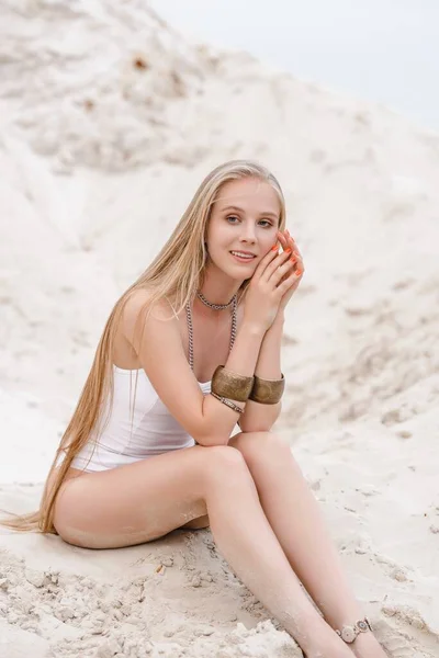 Молодая стройная красивая стройная сексуальная женщина в белом купальнике на белом песке на пляже с — стоковое фото