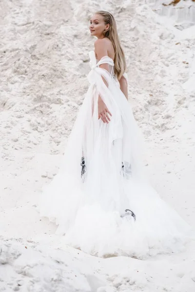 Mooi bruidspaar bruid en bruidegom op trouwdag buiten op oceaan strand. Gelukkig huwelijk — Stockfoto