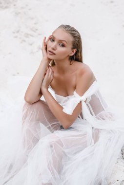 Düğün günü güzel gelin ve damat okyanus sahilinde. Mutlu evlilikler.