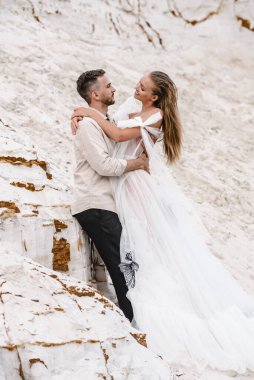 Güzel bir çift gelin ve damat, düğün günü okyanus sahilinde. Mutlu evlilikler.