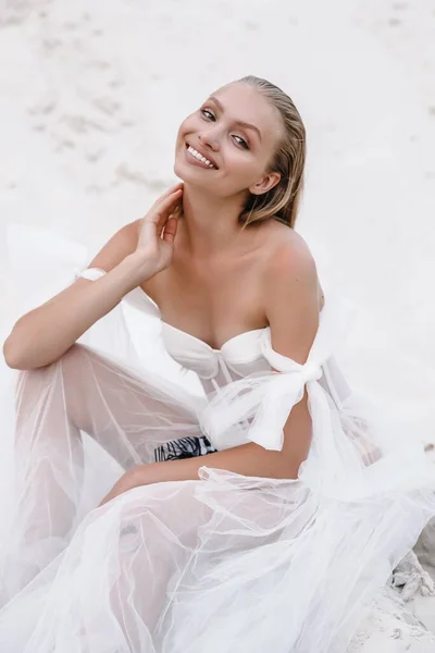 Beautiful wedding bride and groom at wedding day outdoors at ocean beach. Happy marriage couple o — Stock Photo, Image