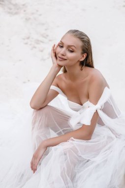 Düğün günü güzel gelin ve damat okyanus sahilinde. Mutlu evlilikler.