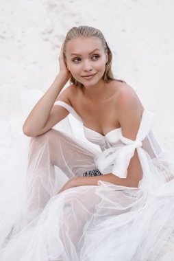 Düğün günü güzel gelin ve damat okyanus sahilinde. Mutlu evlilikler.