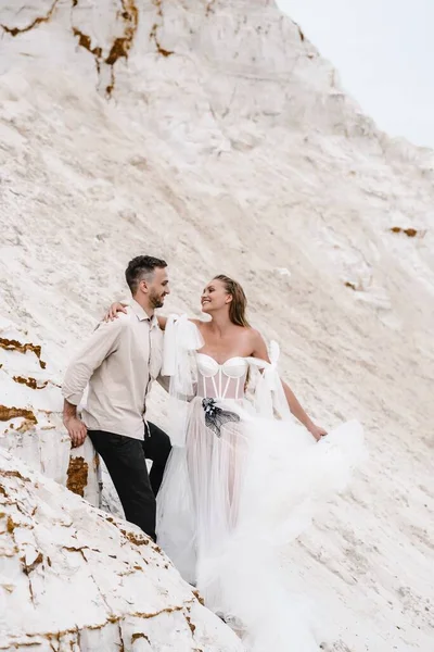 Güzel bir çift gelin ve damat, düğün günü okyanus sahilinde. Mutlu evlilikler.
