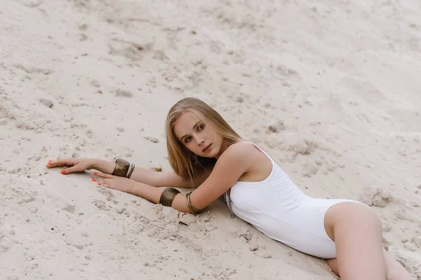 Jeune mince belle femme sexy mince en maillot de bain blanc sur sable blanc sur la plage avec — Photo
