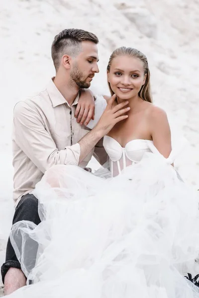 Güzel bir çift gelin ve damat, düğün günü okyanus sahilinde. Mutlu evlilikler.