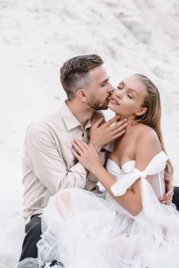 Güzel bir çift gelin ve damat, düğün günü okyanus sahilinde. Mutlu evlilikler.