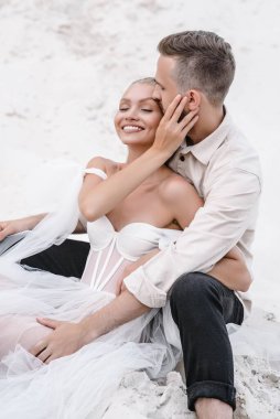 Güzel bir çift gelin ve damat, düğün günü okyanus sahilinde. Mutlu evlilikler.