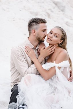 Güzel bir çift gelin ve damat, düğün günü okyanus sahilinde. Mutlu evlilikler.