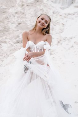 Düğün günü güzel gelin ve damat okyanus sahilinde. Mutlu evlilikler.