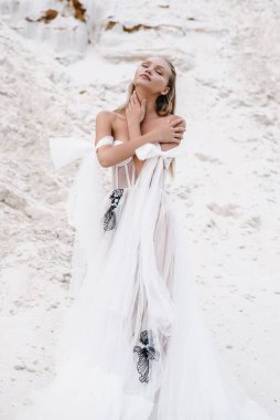 Düğün günü güzel gelin ve damat okyanus sahilinde. Mutlu evlilikler.