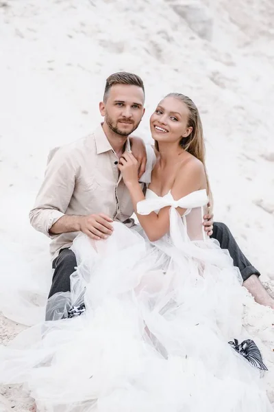 Hermosa boda pareja novia y novio en el día de la boda al aire libre en la playa del océano. Feliz matrimonio. —  Fotos de Stock