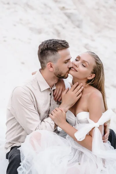 Güzel bir çift gelin ve damat, düğün günü okyanus sahilinde. Mutlu evlilikler.