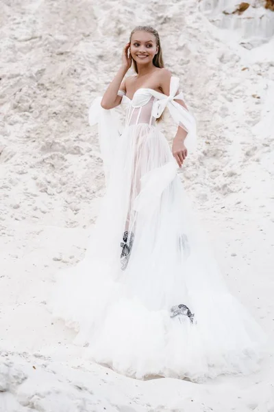 Красива весільна наречена і наречений на день весілля на відкритому повітрі на океанському пляжі. Щаслива подружня пара — стокове фото