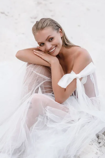 Mooie bruid en bruidegom op trouwdag buiten op het strand van de oceaan. Gelukkige huwelijk paar o — Stockfoto