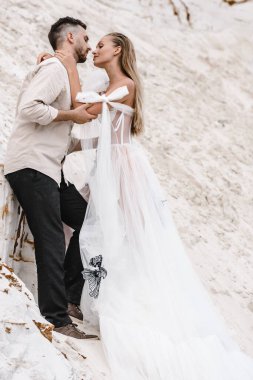 Güzel bir çift gelin ve damat, düğün günü okyanus sahilinde. Mutlu evlilikler.