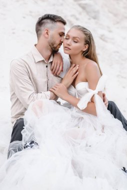 Güzel bir çift gelin ve damat, düğün günü okyanus sahilinde. Mutlu evlilikler.