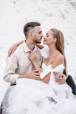 Güzel bir çift gelin ve damat, düğün günü okyanus sahilinde. Mutlu evlilikler.