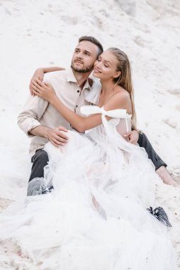 Güzel bir çift gelin ve damat, düğün günü okyanus sahilinde. Mutlu evlilikler.