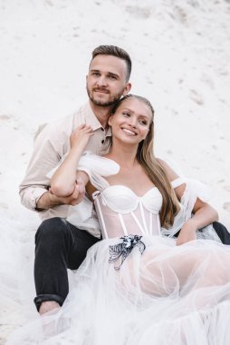 Güzel bir çift gelin ve damat, düğün günü okyanus sahilinde. Mutlu evlilikler.