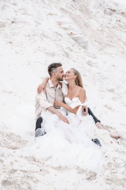 Güzel bir çift gelin ve damat, düğün günü okyanus sahilinde. Mutlu evlilikler.