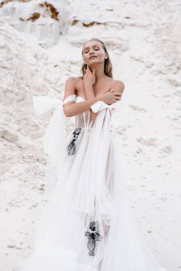 Düğün günü güzel gelin ve damat okyanus sahilinde. Mutlu evlilikler.