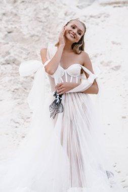 Düğün günü güzel gelin ve damat okyanus sahilinde. Mutlu evlilikler.