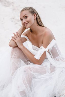 Düğün günü güzel gelin ve damat okyanus sahilinde. Mutlu evlilikler.