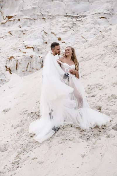 Hermosa boda pareja novia y novio en el día de la boda al aire libre en la playa del océano. Feliz matrimonio. —  Fotos de Stock