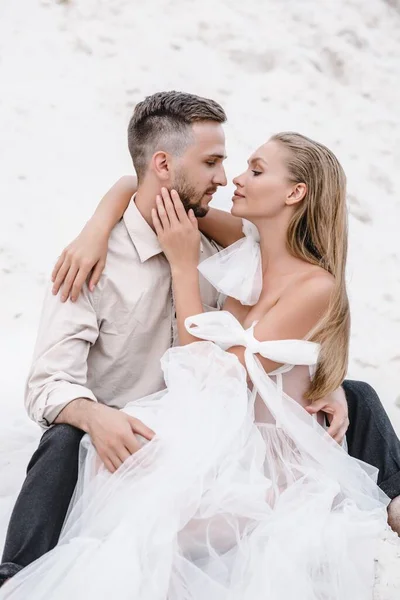 Hermosa boda pareja novia y novio en el día de la boda al aire libre en la playa del océano. Feliz matrimonio. —  Fotos de Stock