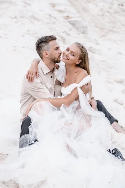 Hermosa boda pareja novia y novio en el día de la boda al aire libre en la playa del océano. Feliz matrimonio. —  Fotos de Stock