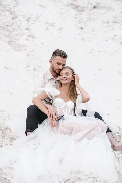 Mooi bruidspaar bruid en bruidegom op trouwdag buiten op oceaan strand. Gelukkig huwelijk Stockfoto