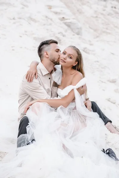 Hermosa boda pareja novia y novio en el día de la boda al aire libre en la playa del océano. Feliz matrimonio. —  Fotos de Stock